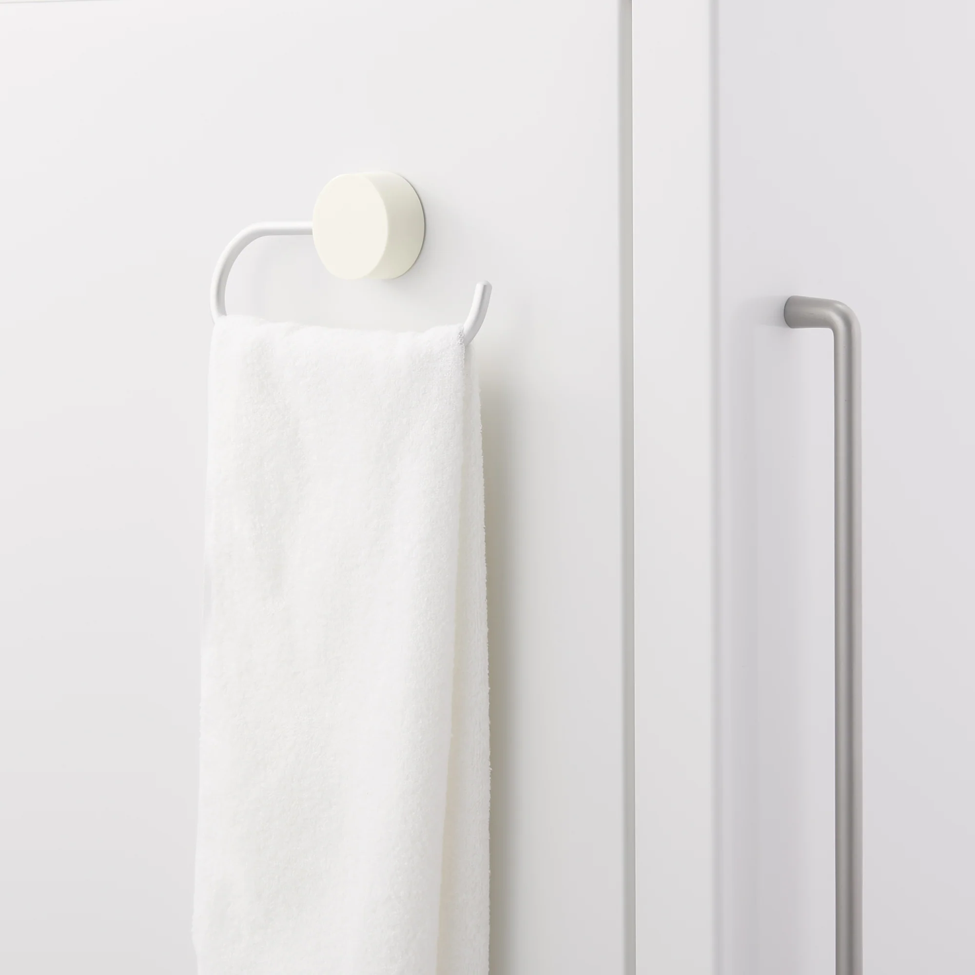 Aluminum Loop Towel Hanger with Magnet - Image 4