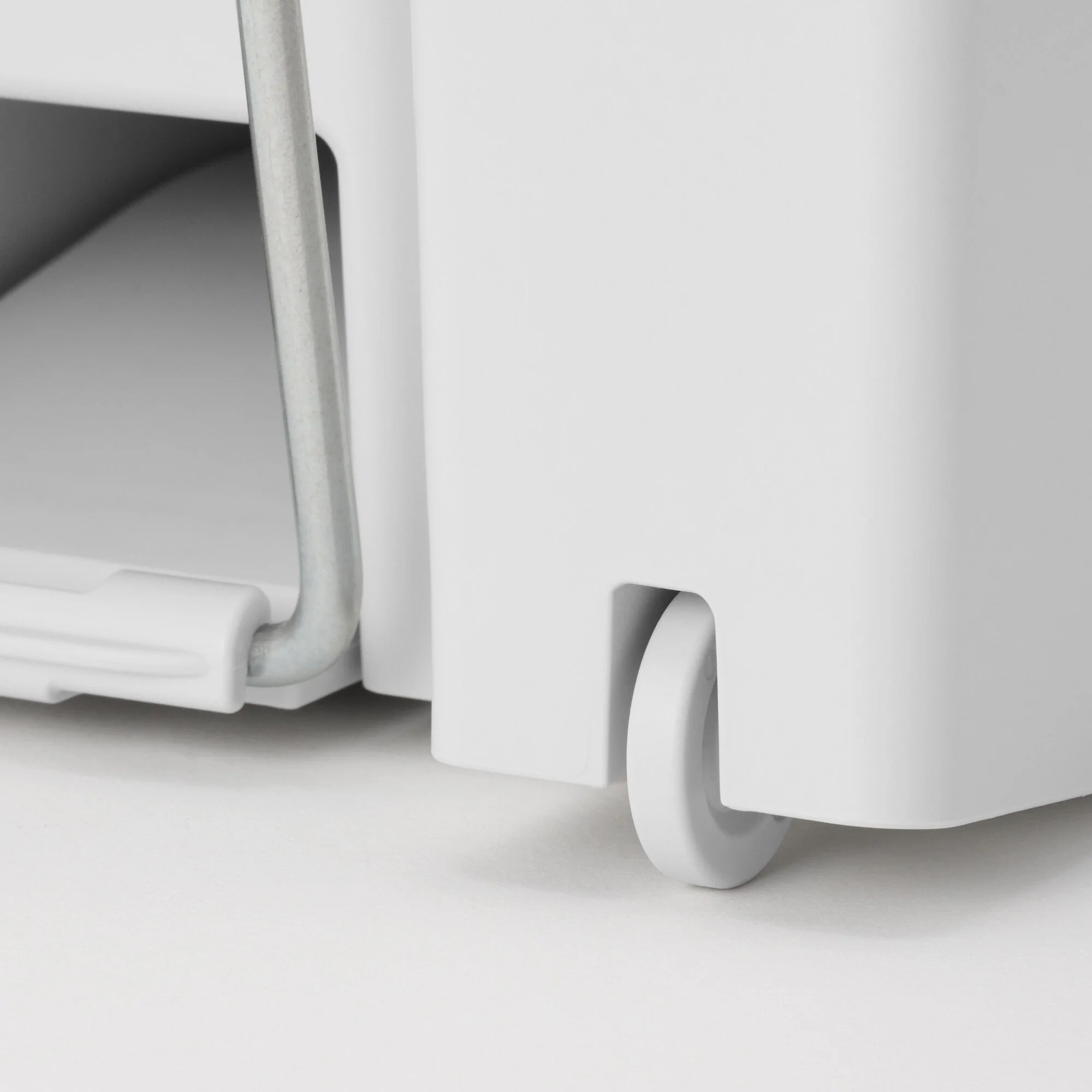 Polypropylene Pedal Dust Bin with Double-Hinged Lid - 5.6 gal - Image 6
