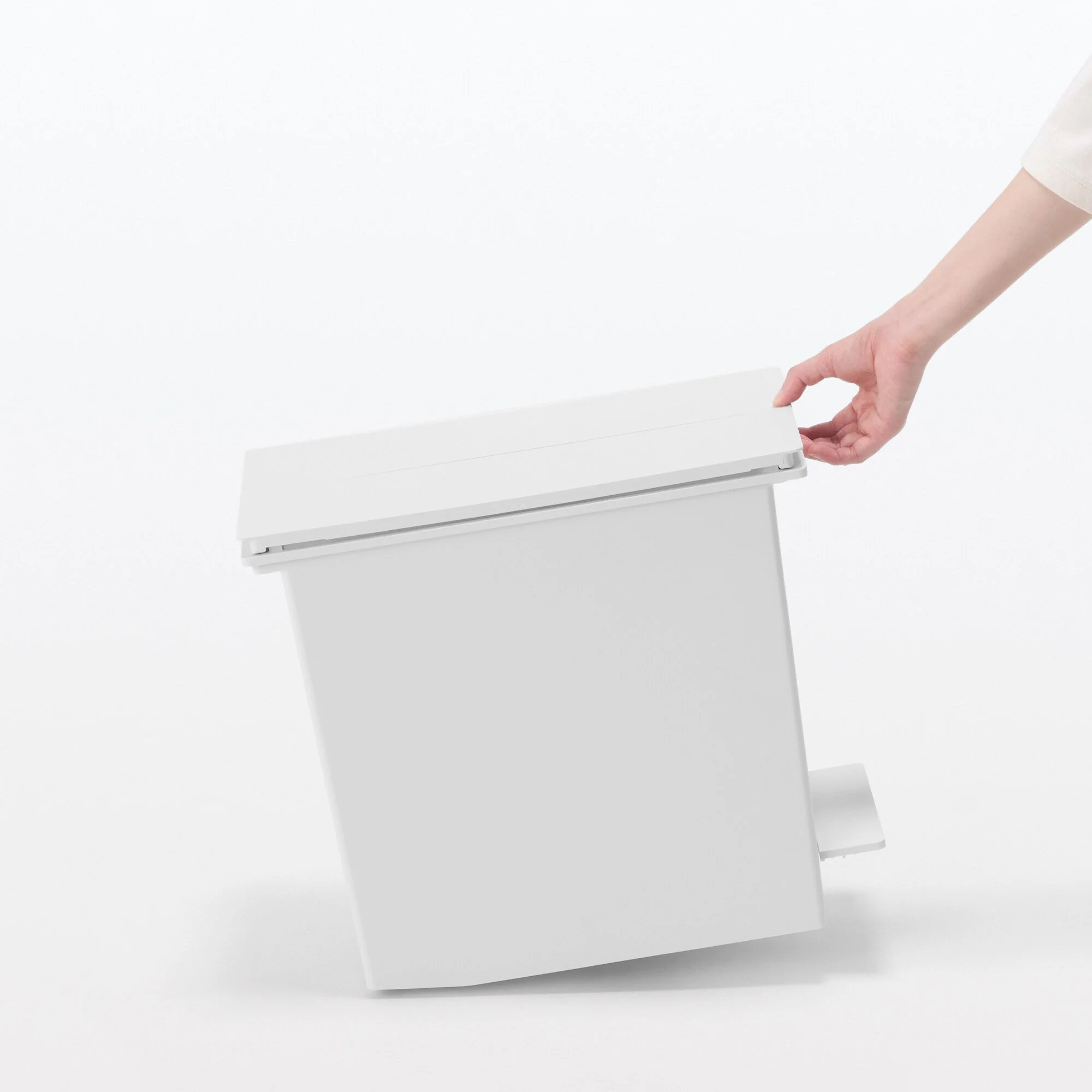 Polypropylene Pedal Dust Bin with Double-Hinged Lid - 5.6 gal - Image 7
