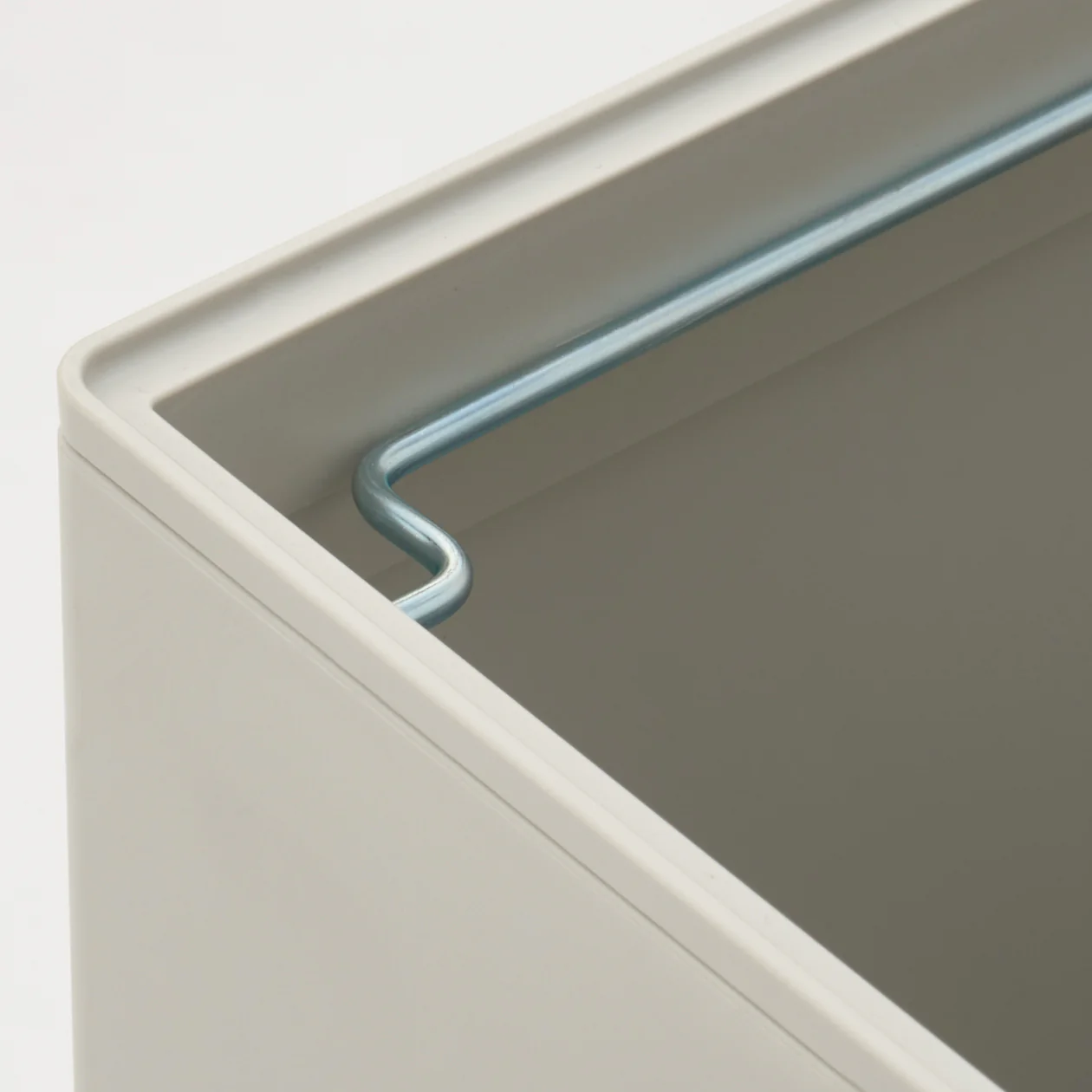 Polypropylene Dust Bin with Lid - Image 3