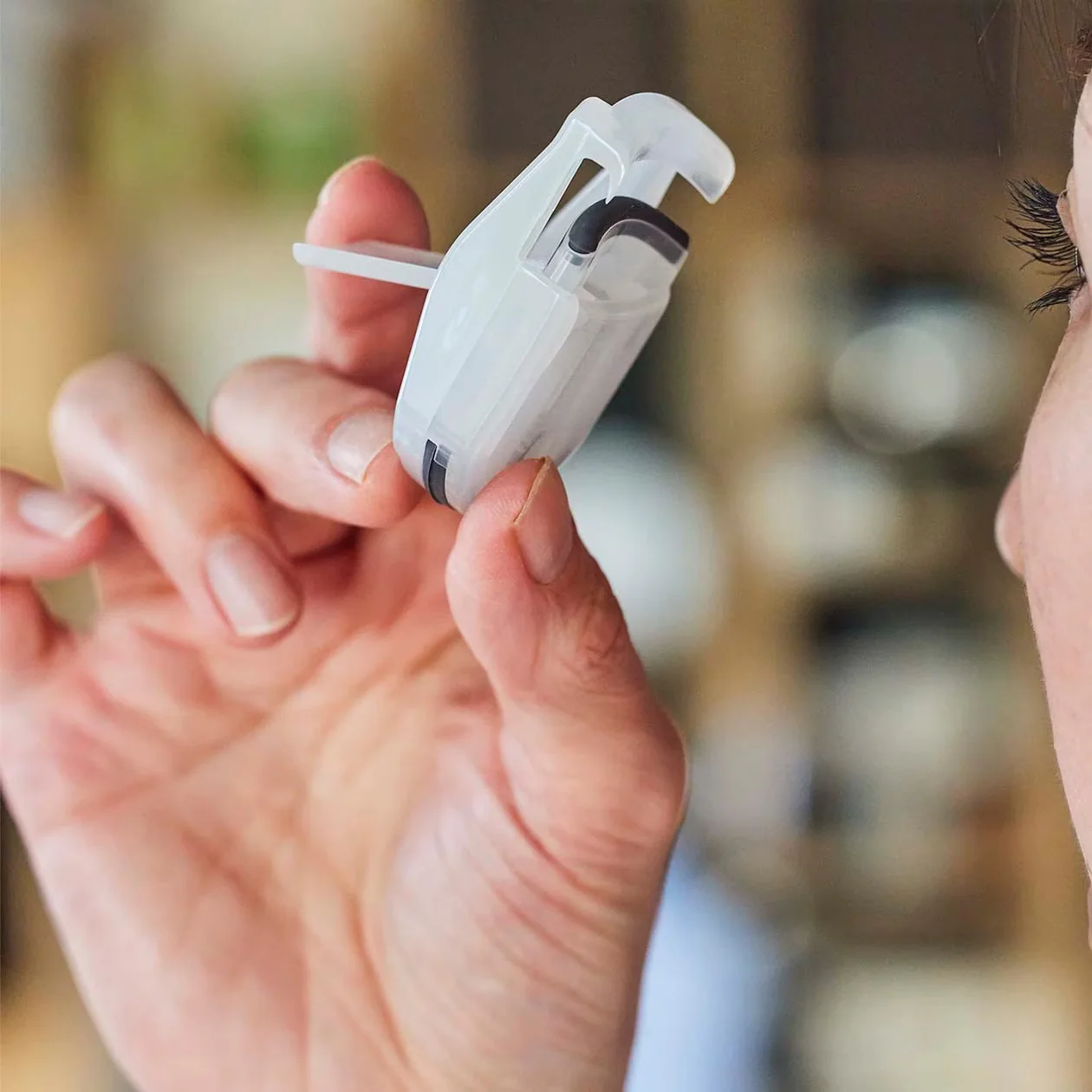 Portable Eyelash Curler - Image 2