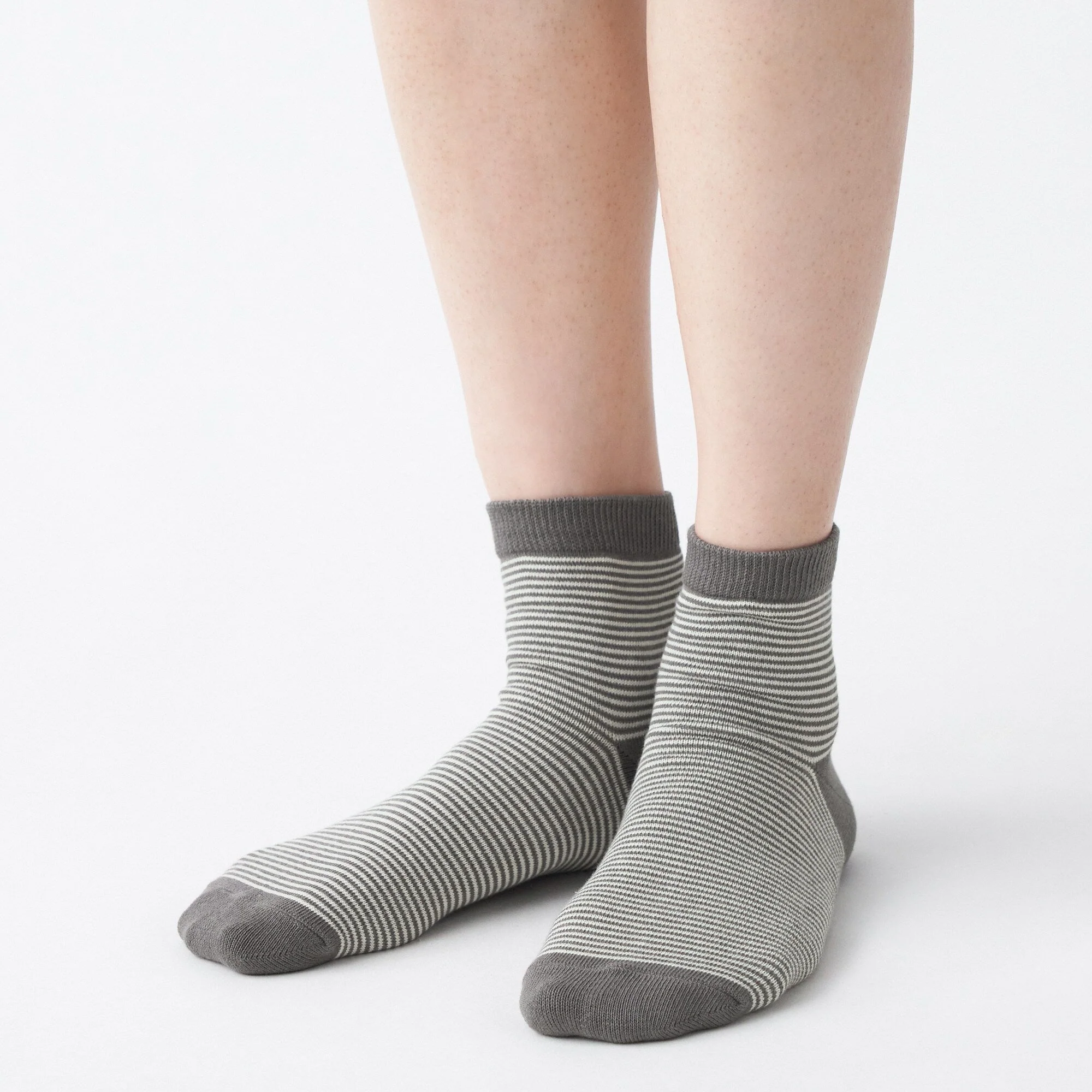 Right Angle Loose Top Short Socks - Image 5