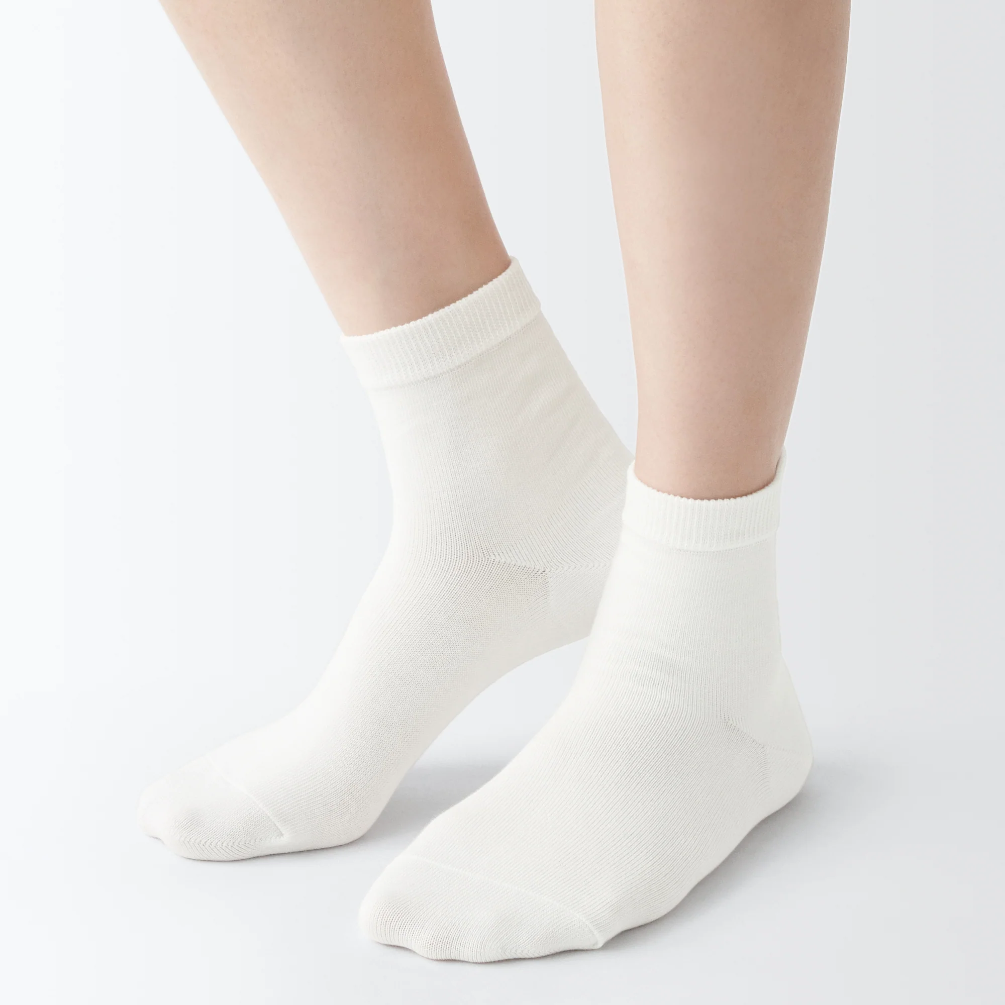 Right Angle Loose Top Short Socks - Image 5