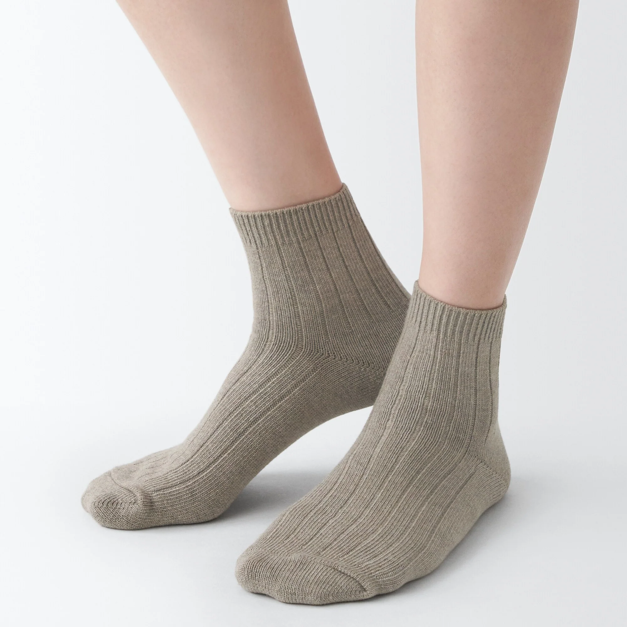 Right Angle Loose Top Short Socks - Image 5