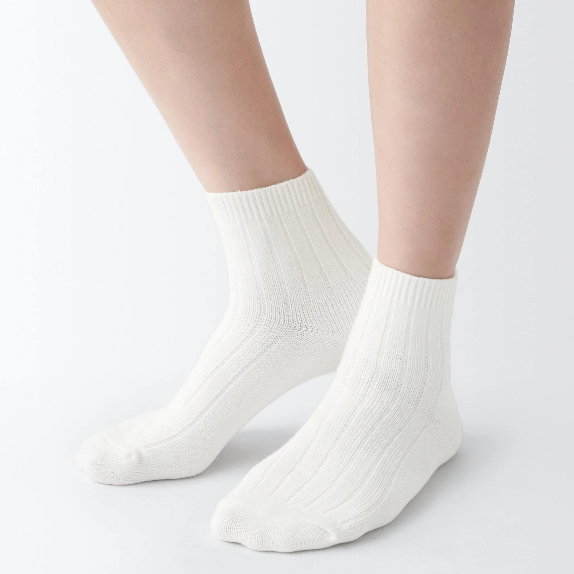 Right Angle Loose Top Short Socks - Image 7