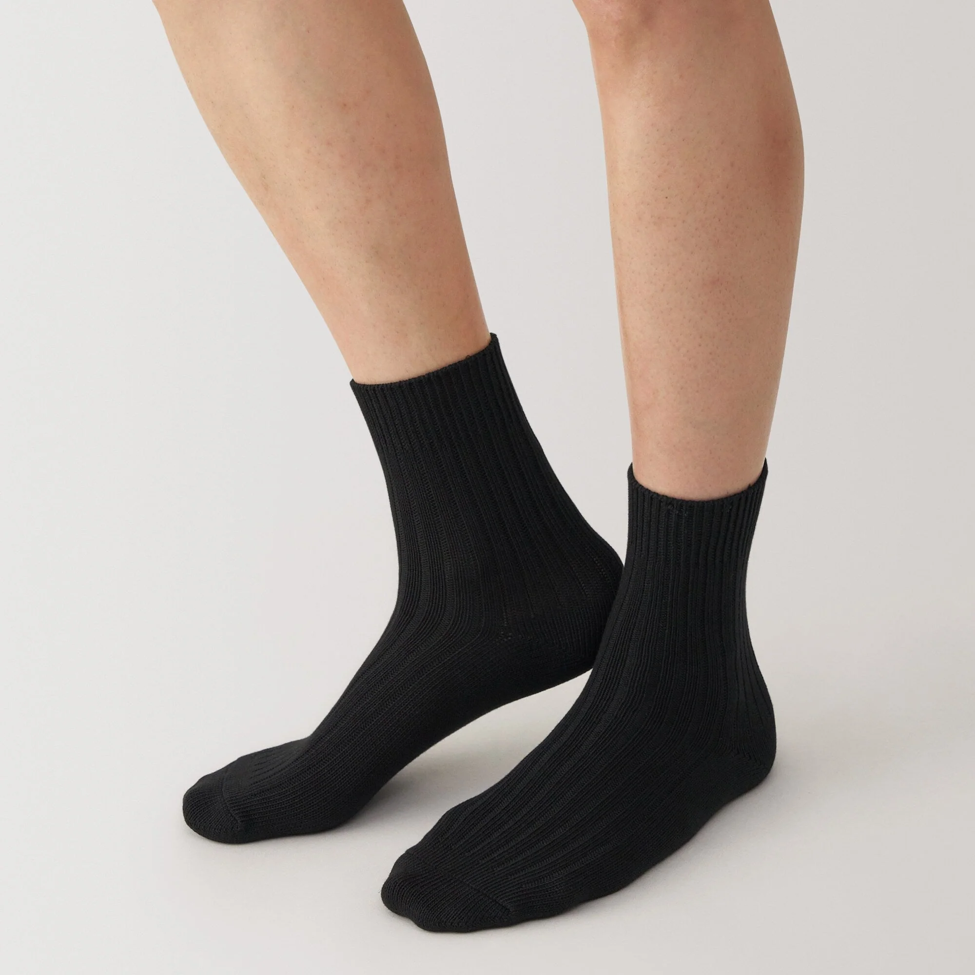 Right Angle Ribbed Thick Short Socks - Image 2